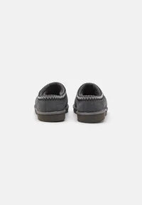 TASMAN - Chaussons - Gris